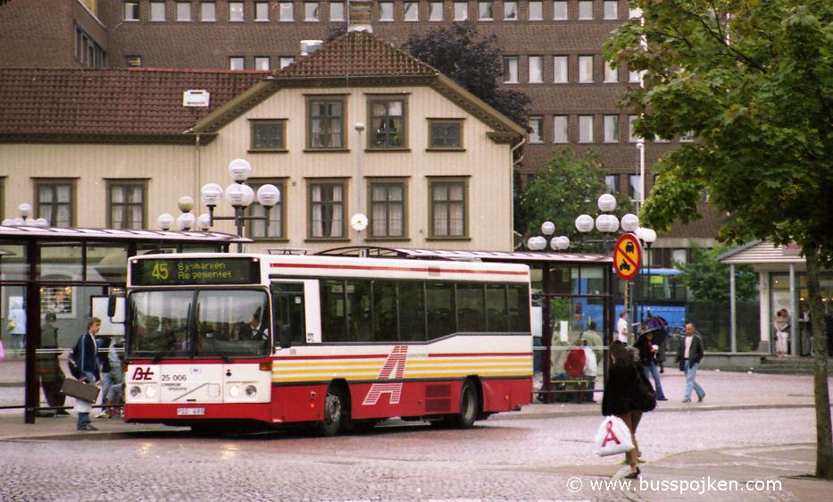 Borås lokaltrafik 25006-45 by Södra torget.