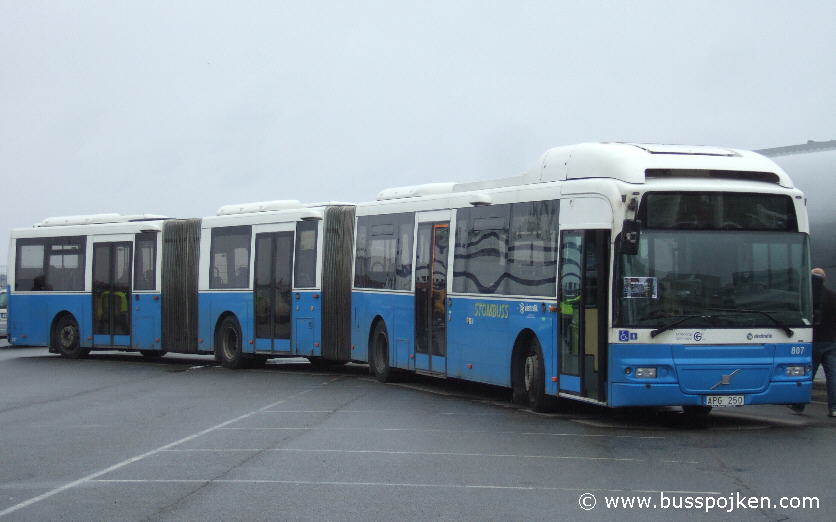 GS 807 of 2007 outside the Volvo museum by their 15th anniversary of the new location. Arendal in 
May 2010. Bus service 32.