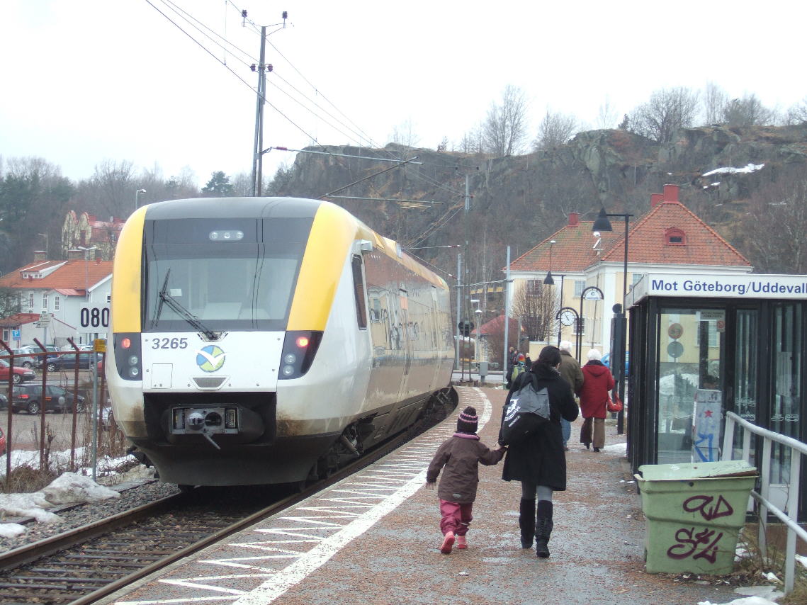 Regina 3265 (with 2174 sandwiched in between), by Uddevalla Östra, 2010.